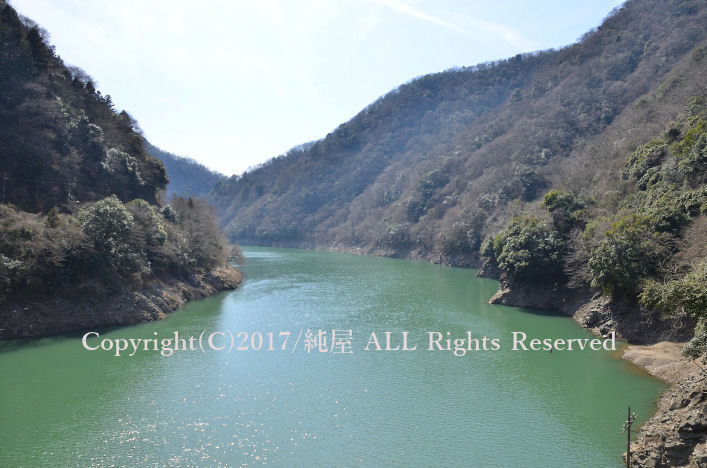 ダム湖にて