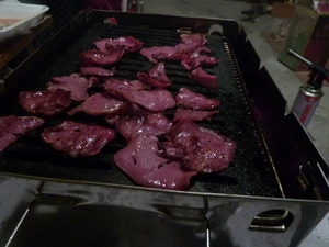 キャンプに行けない週末はガレージでBBQ♪