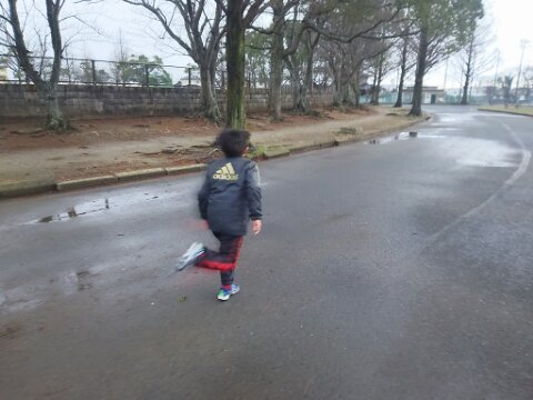 小雪舞う中