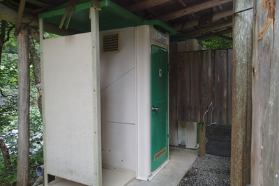 綺麗な川・・そして綺麗なトイレ。道志村室久保キャンプ場。