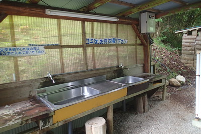 綺麗な川・・そして綺麗なトイレ。道志村室久保キャンプ場。
