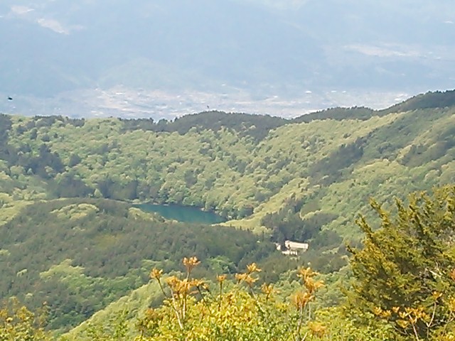 翡翠色の四尾連湖 キャンプ