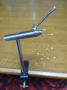 ワイヤーで針を結ぶ