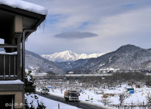 玄関先からの双耳峰