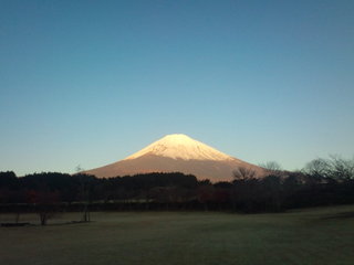 夜明けの富士山