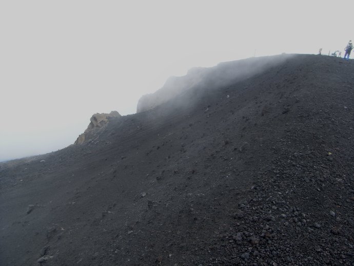 宝永火口から宝永山