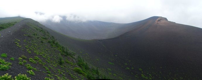 宝永火口から宝永山