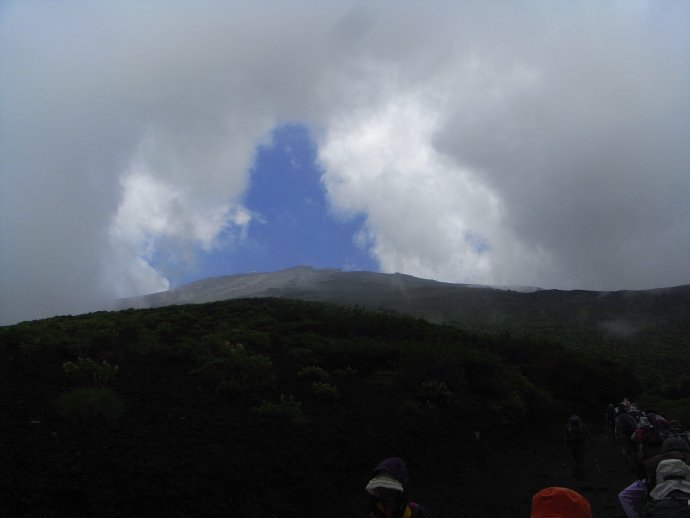 宝永火口から宝永山