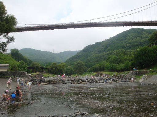 秦野戸川公園で川遊び。