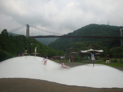秦野戸川公園で川遊び。