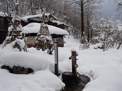 雪の緑風館と真木の清水と玄関の嵐渓荘のロゴマーク：雪の嵐渓荘：その６＠新潟