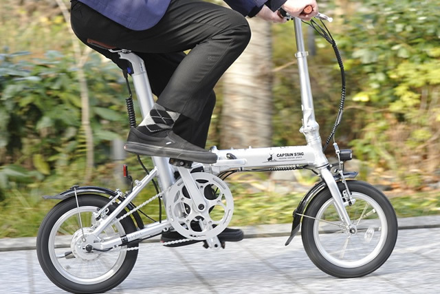 【キャプテンスタッグ(CAPTAIN STAG)】バッテリーが見えないかっこよさ！電動アシスト折り畳み自転車！