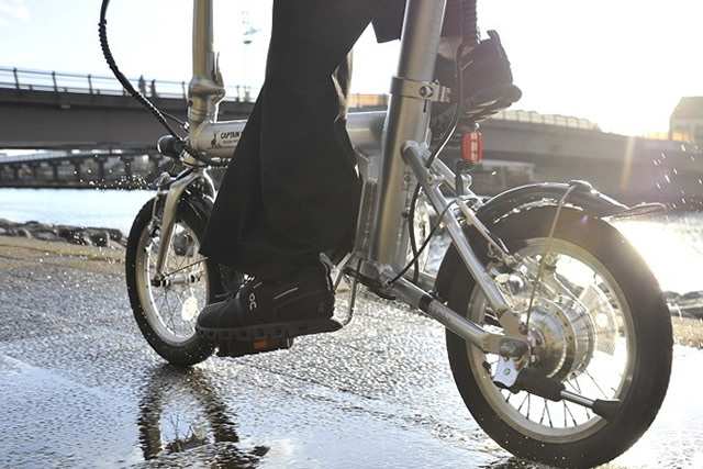 【キャプテンスタッグ(CAPTAIN STAG)】バッテリーが見えないかっこよさ！電動アシスト折り畳み自転車！