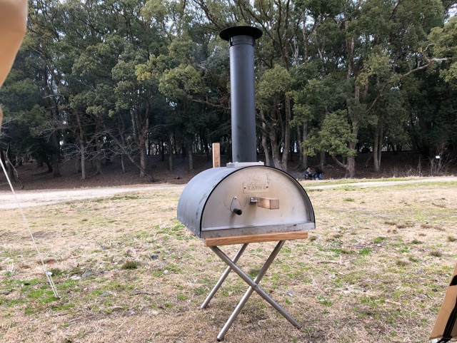 OUTDOOR BASE:本格的なオーブン料理が楽しめる！”ポータブルピザ