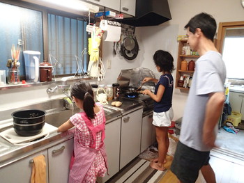 娘たちの夕飯作り