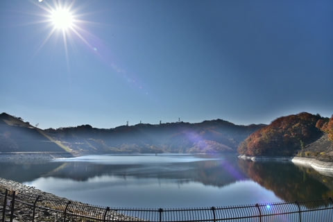 城山湖の紅葉も良い感じ