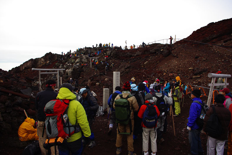 富士登山　3776mへ　その3　赤岩八合館〜富士山頂〜下山