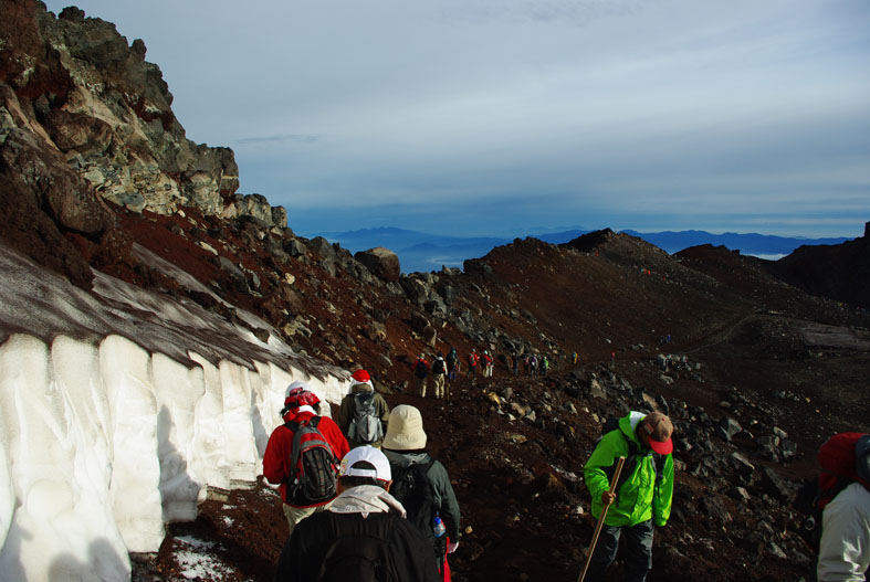 富士登山　3776mへ　その3　赤岩八合館〜富士山頂〜下山