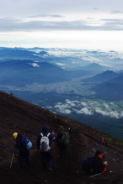 富士登山　3776mへ　その3　赤岩八合館〜富士山頂〜下山