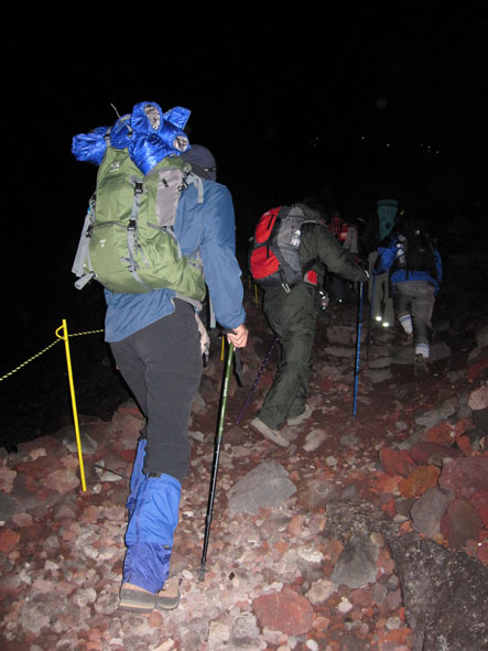 富士登山　3776mへ　その3　赤岩八合館〜富士山頂〜下山