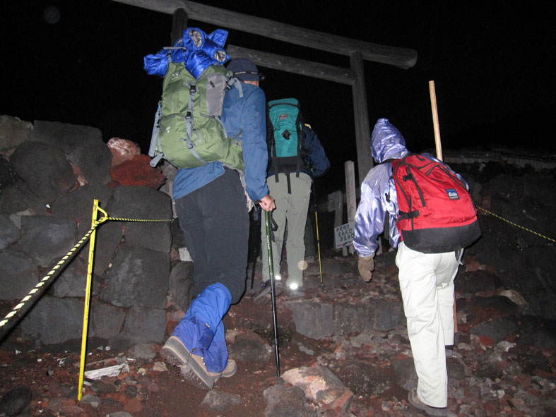 富士登山　3776mへ　その3　赤岩八合館〜富士山頂〜下山