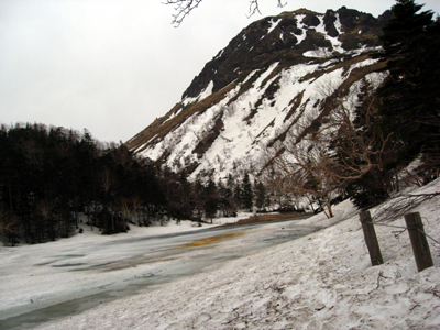 残雪？の白根山へ