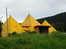平戸島の黄色い屋根の建築物 2021/09/13 22:47:00
