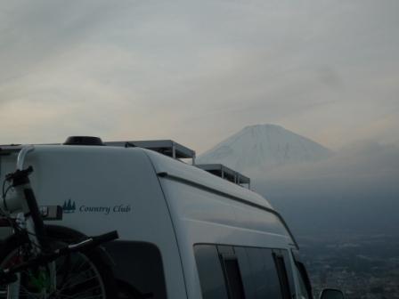 日本一の富士山をバックに