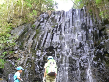 神奈川県　子供たちと幻の柱状節理の滝へアドベンチャー　幕山