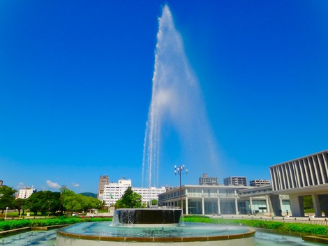 広島平和公園の巨大噴水「祈りの泉」