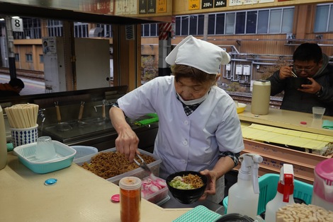 甘辛い鶏肉が載った小倉の名物「かしわうどん」