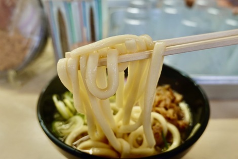 甘辛い鶏肉が載った小倉の名物「かしわうどん」