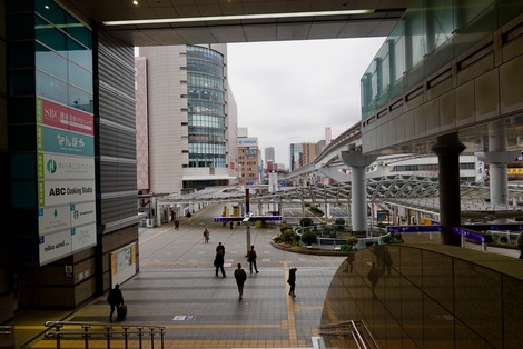 駅ビルからモノレールが飛び出す街