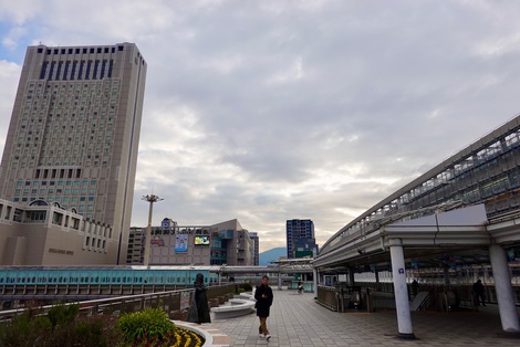 駅ビルからモノレールが飛び出す街