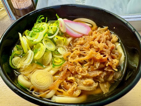 甘辛い鶏肉が載った小倉の名物「かしわうどん」