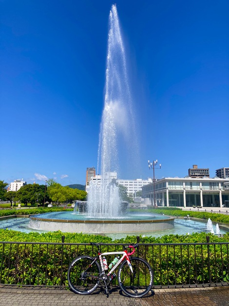 広島平和公園の巨大噴水「祈りの泉」