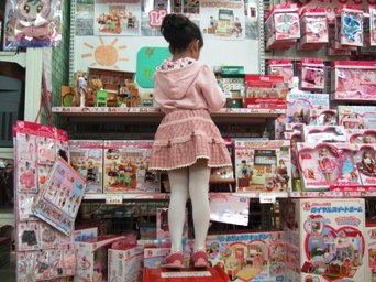 昔っぽいおもちゃやさんに、群がる男子