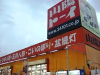 昔っぽいおもちゃやさんに、群がる男子 2009/10/26 12:27:49