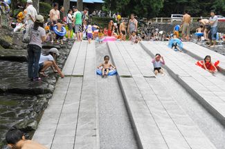 小野川自然プールで水遊び