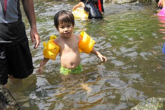 小野川自然プールで水遊び