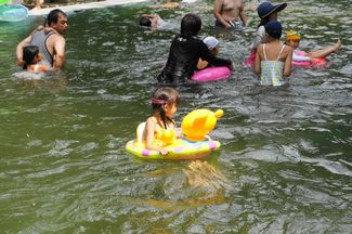 小野川自然プールで水遊び