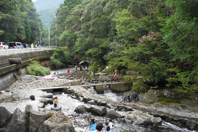 小野川自然プールで水遊び