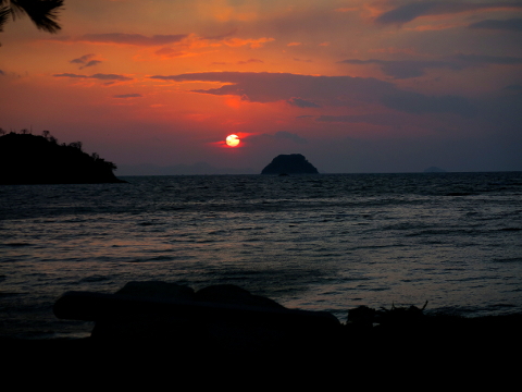 鴨池公園の真っ赤な夕暮れ