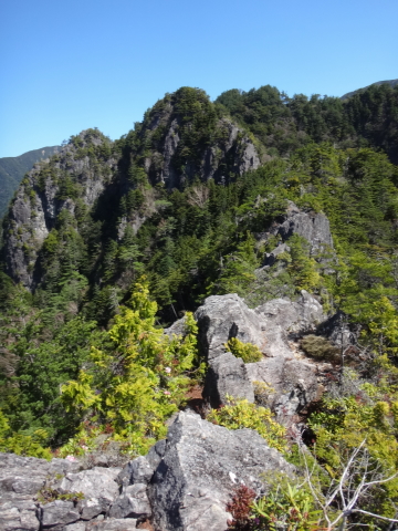 渡渉あり岩壁ありの鶏冠山　からのテキトーな河原でキャンプ