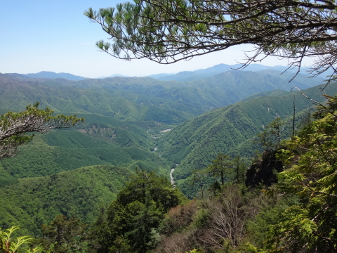 渡渉あり岩壁ありの鶏冠山　からのテキトーな河原でキャンプ