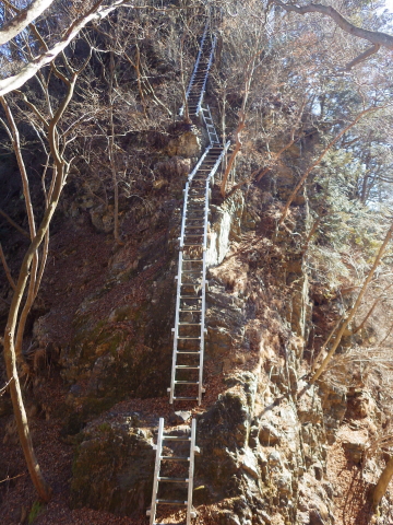 栃木の低山「石裂山」は、ハシゴ＆クサリ場のハードな山でした〜