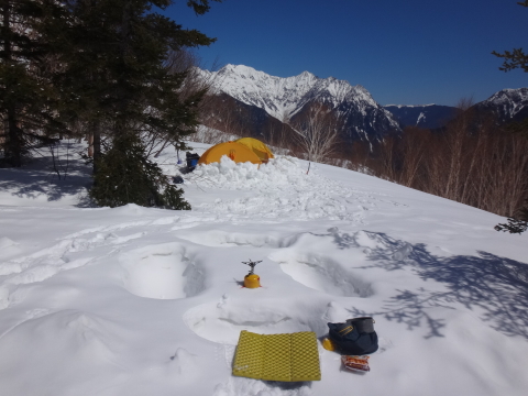 積雪期限定の焼岳南峰へ　絶景見ながらテント泊