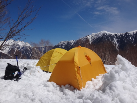 積雪期限定の焼岳南峰へ　絶景見ながらテント泊