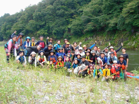子供いっぱいの大船団で那珂川ダウンリバー