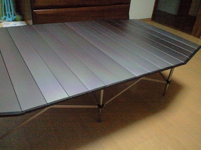 SOUTH FIELDのテーブル。